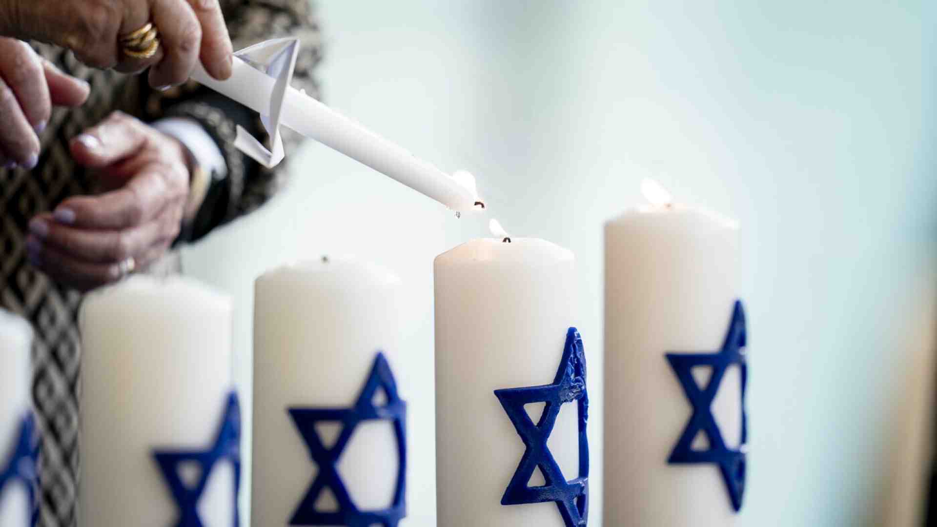 Decenni a costruire una memoria della Shoah, un giorno solo per tradirla