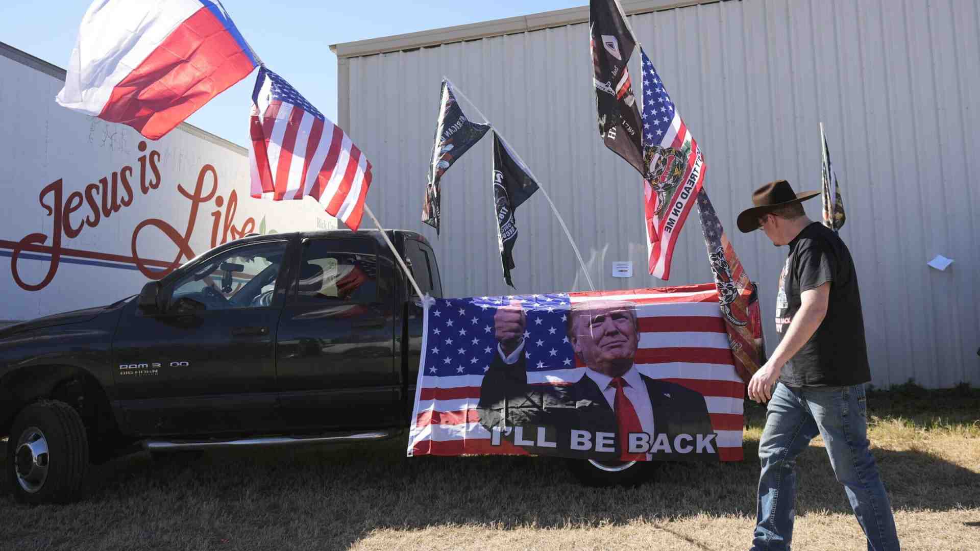 I troll russi, Trump e Musk insieme contro “l’invasione” di migranti “voluta” da Biden