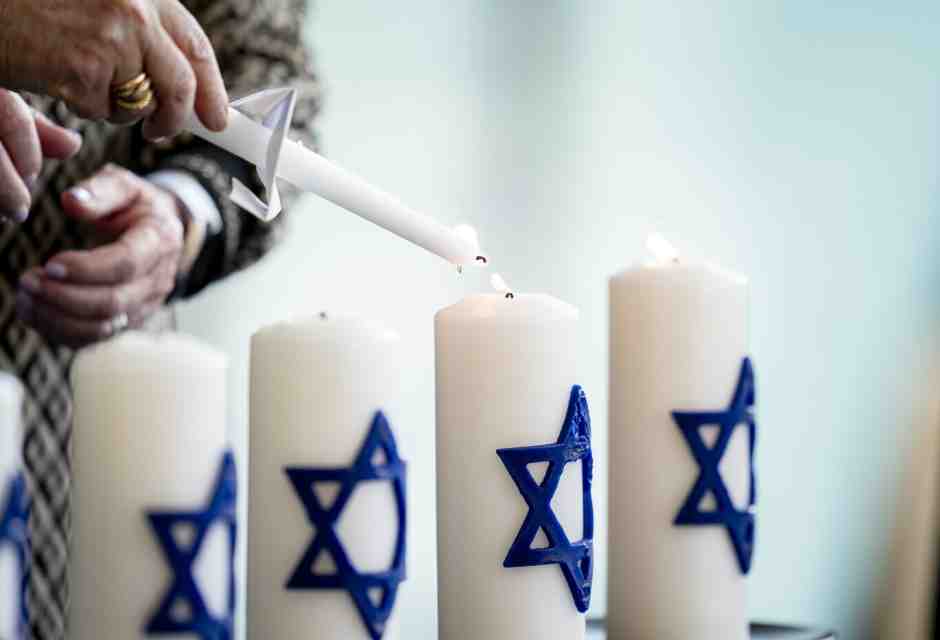 Decenni a costruire una memoria della Shoah, un giorno solo per tradirla