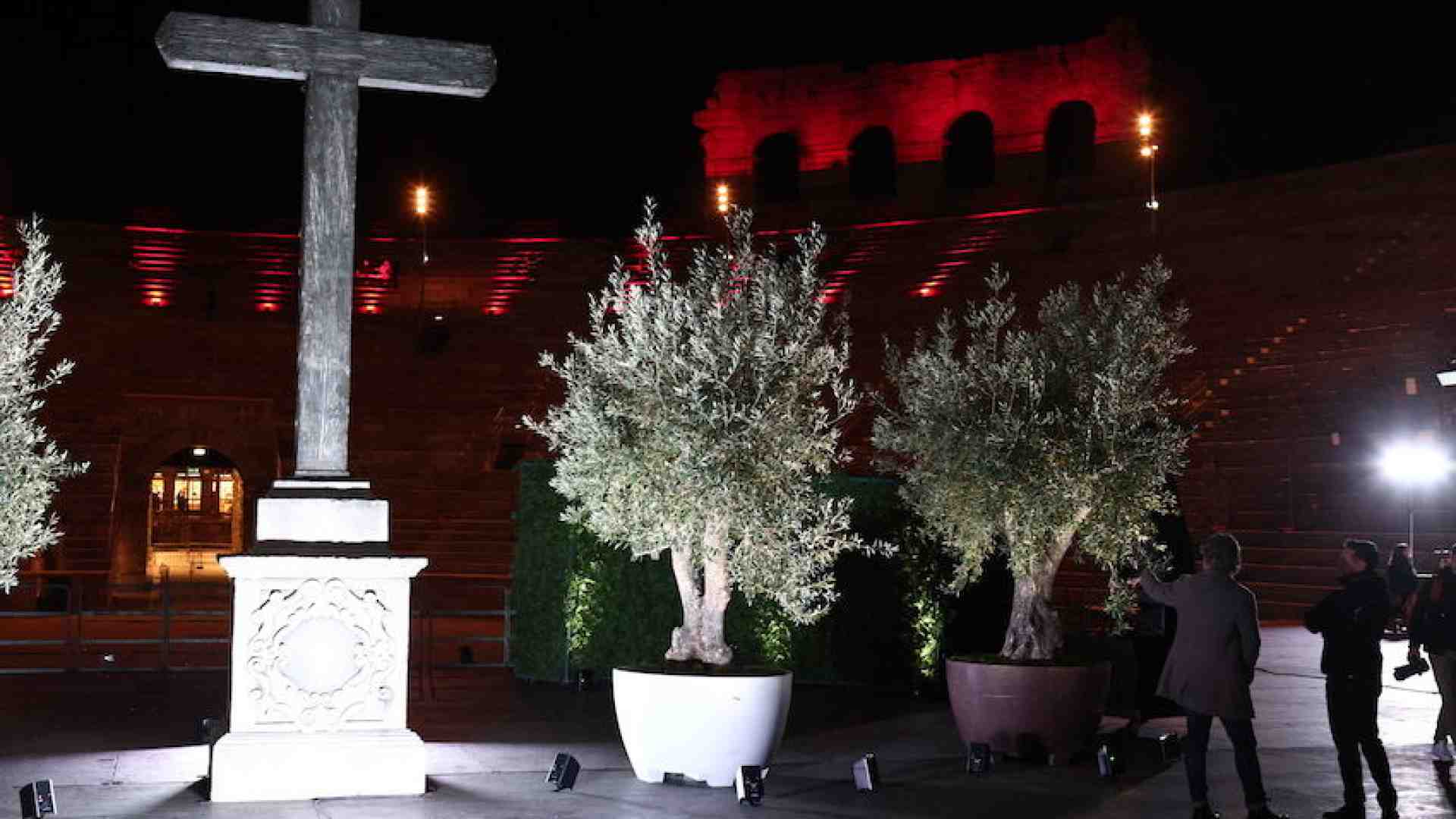 L’Arena attende la Via Crucis con migliaia di fedeli e il Vescovo