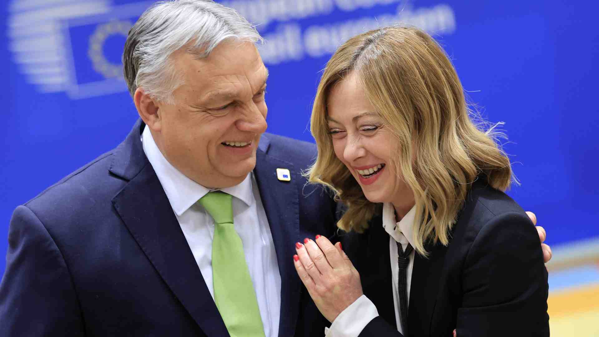 Meloni la mediatrice. Accelera sull’Ucraina e tiene a bada Orbán