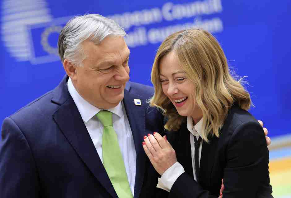 Meloni la mediatrice. Accelera sull’Ucraina e tiene a bada Orbán