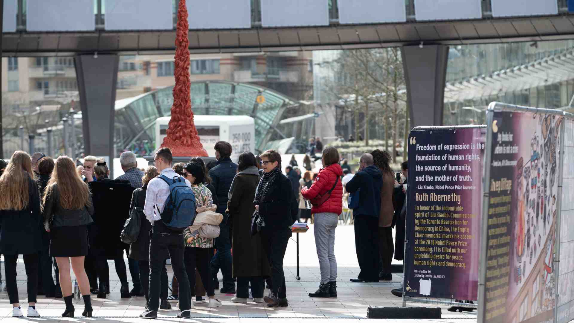Davanti al Parlamento europeo c’è un messaggio per la Cina. E per D'Alema