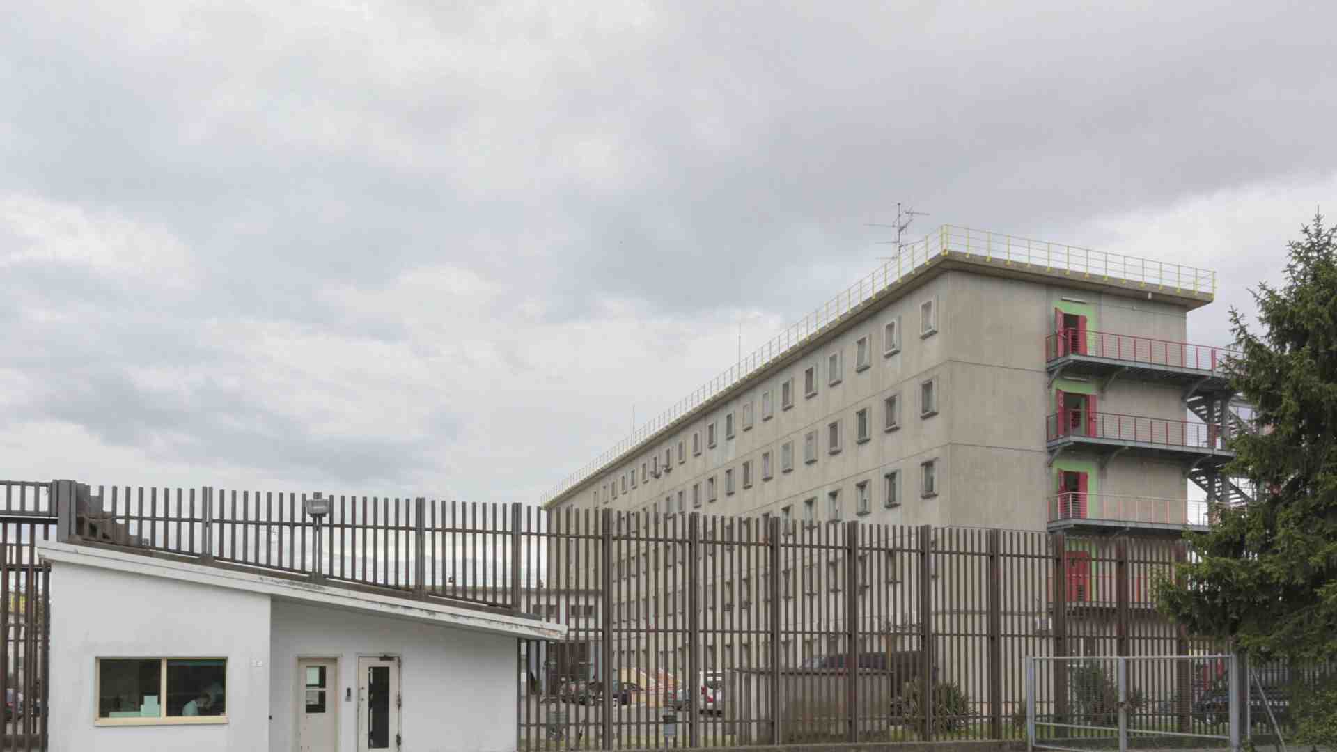 Ennesimo suicidio in carcere, questa volta a Bologna (durante la visita del vescovo Zuppi)