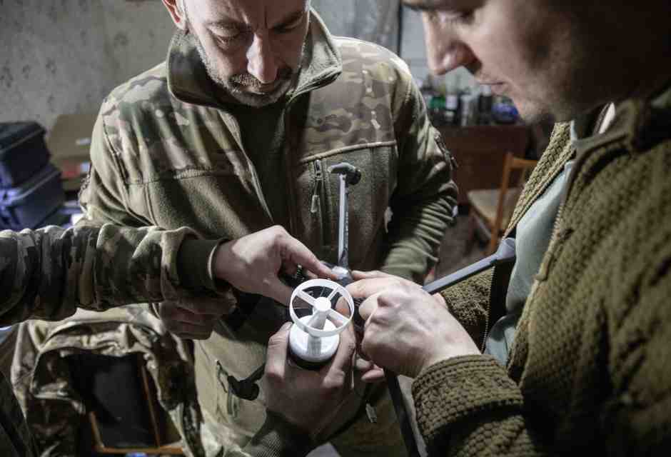 “Questa è la nostra via d’uscita”. Così l’Ucraina sta iniziando a prodursi le armi da sola