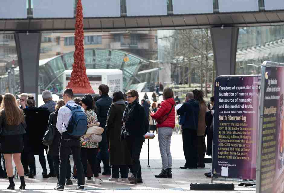 Davanti al Parlamento europeo c’è un messaggio per la Cina. E per D'Alema