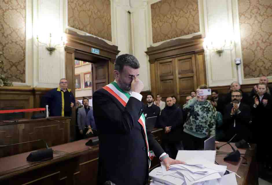 Decaro è il pasticcio indecente della furbizia levantina