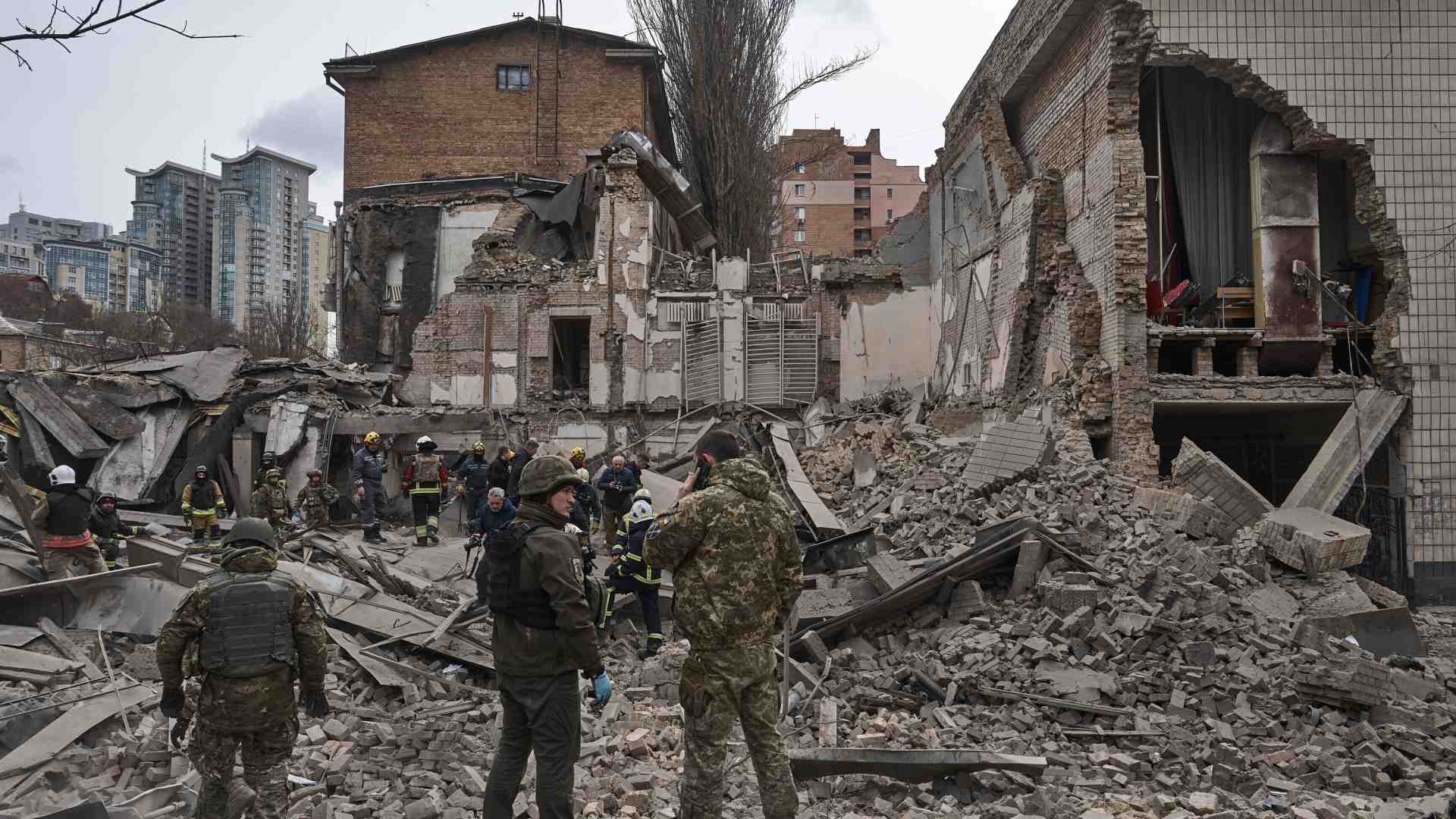 La Russia ha ripreso a bombardare a tappeto tutta l'Ucraina. L'attacco a Kyiv