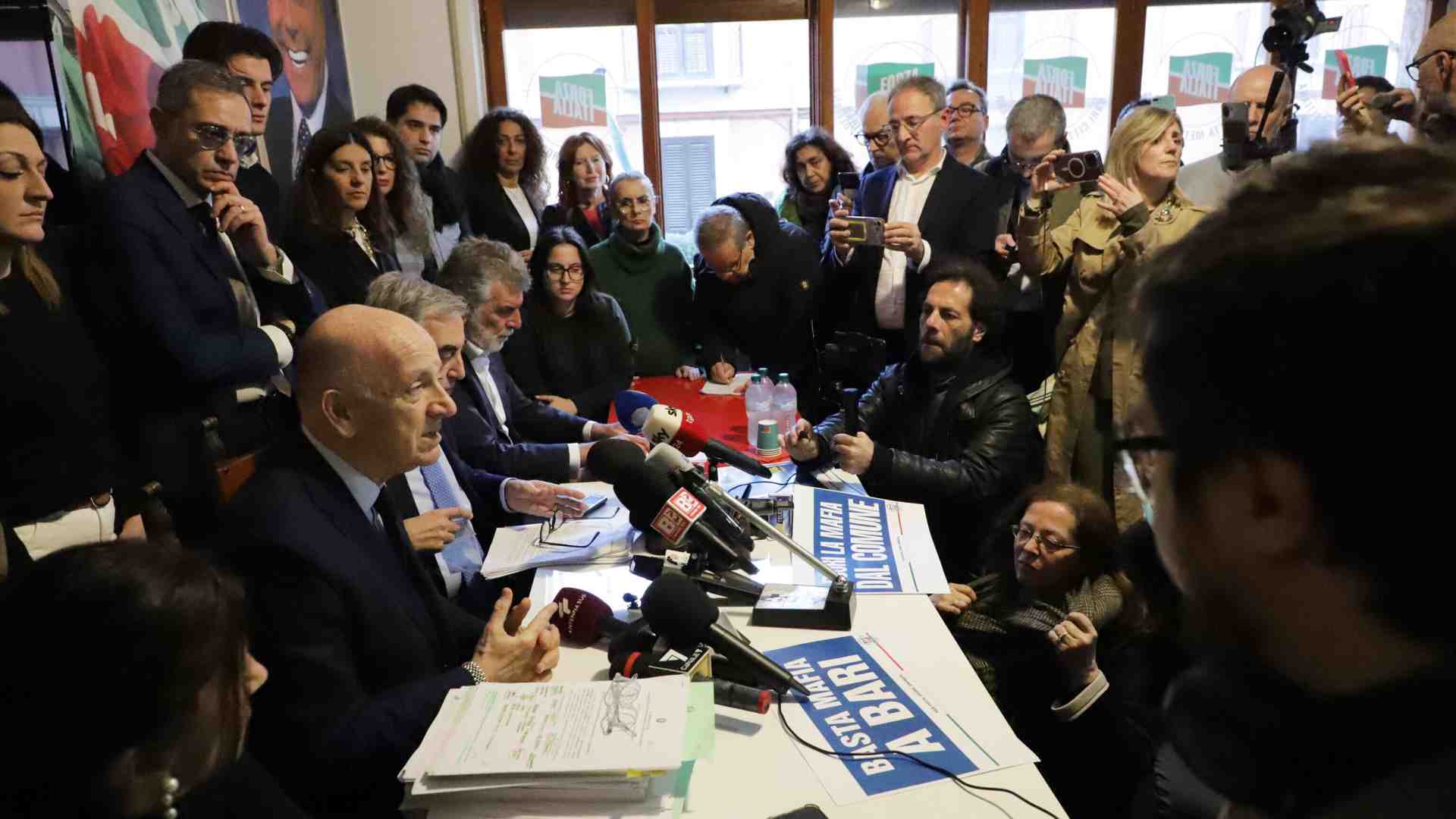 Ora in Puglia la destra fa come Rep. con Berlusconi: ecco le 10 domande a Decaro