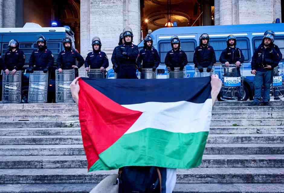 Dovremmo reintrodurre il dress code nelle scuole. Per gli insegnanti, però