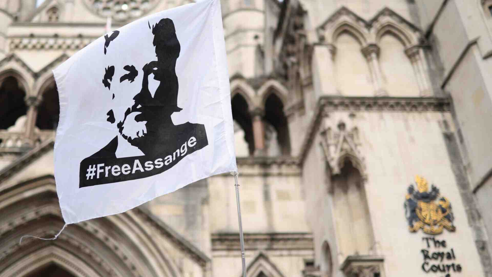 Il rinvio a un nuovo appello per Assange è una buona e fragile notizia