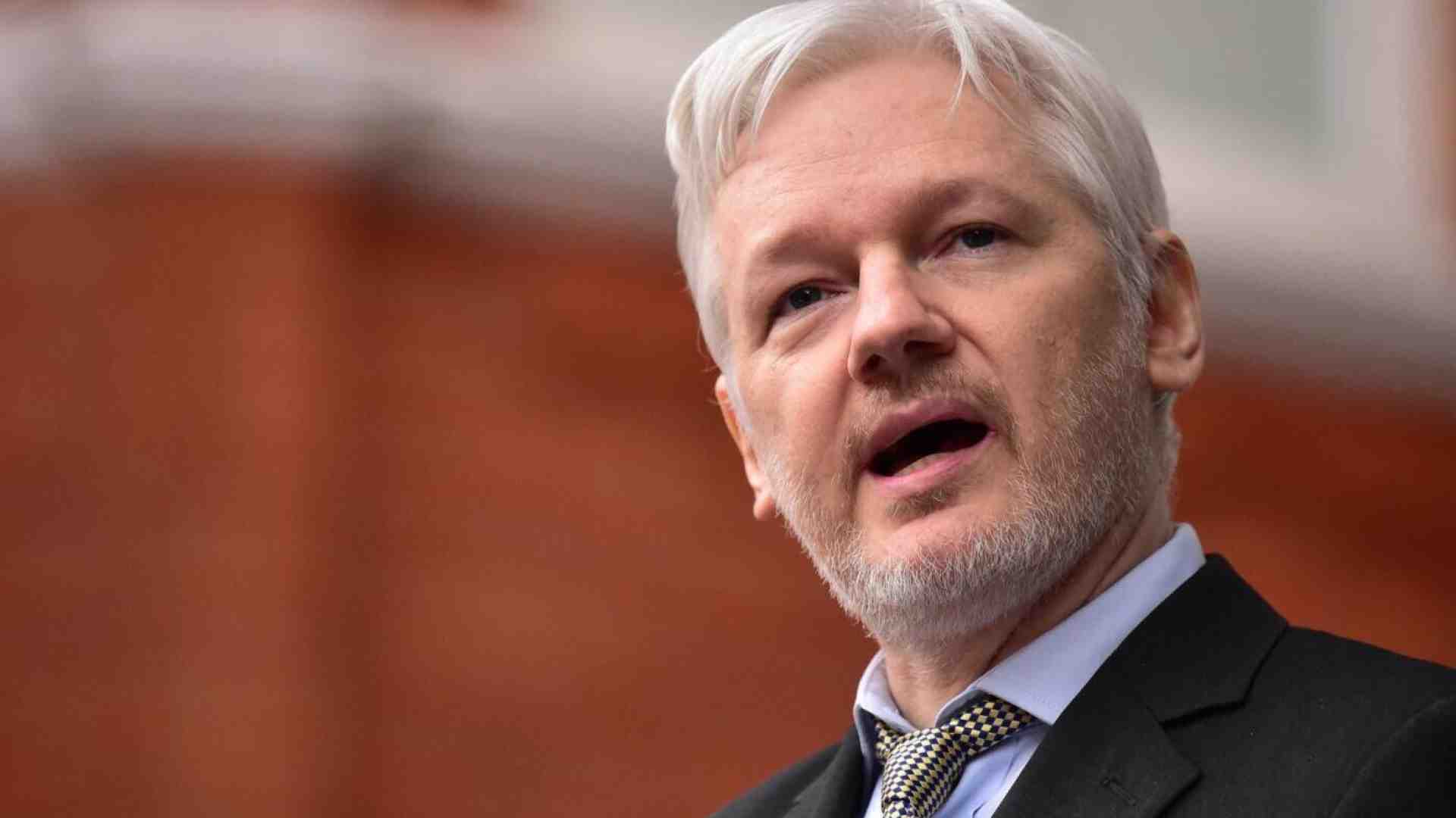 L'Alta corte di Londra rimanda la decisione sull'estradizione di Assange