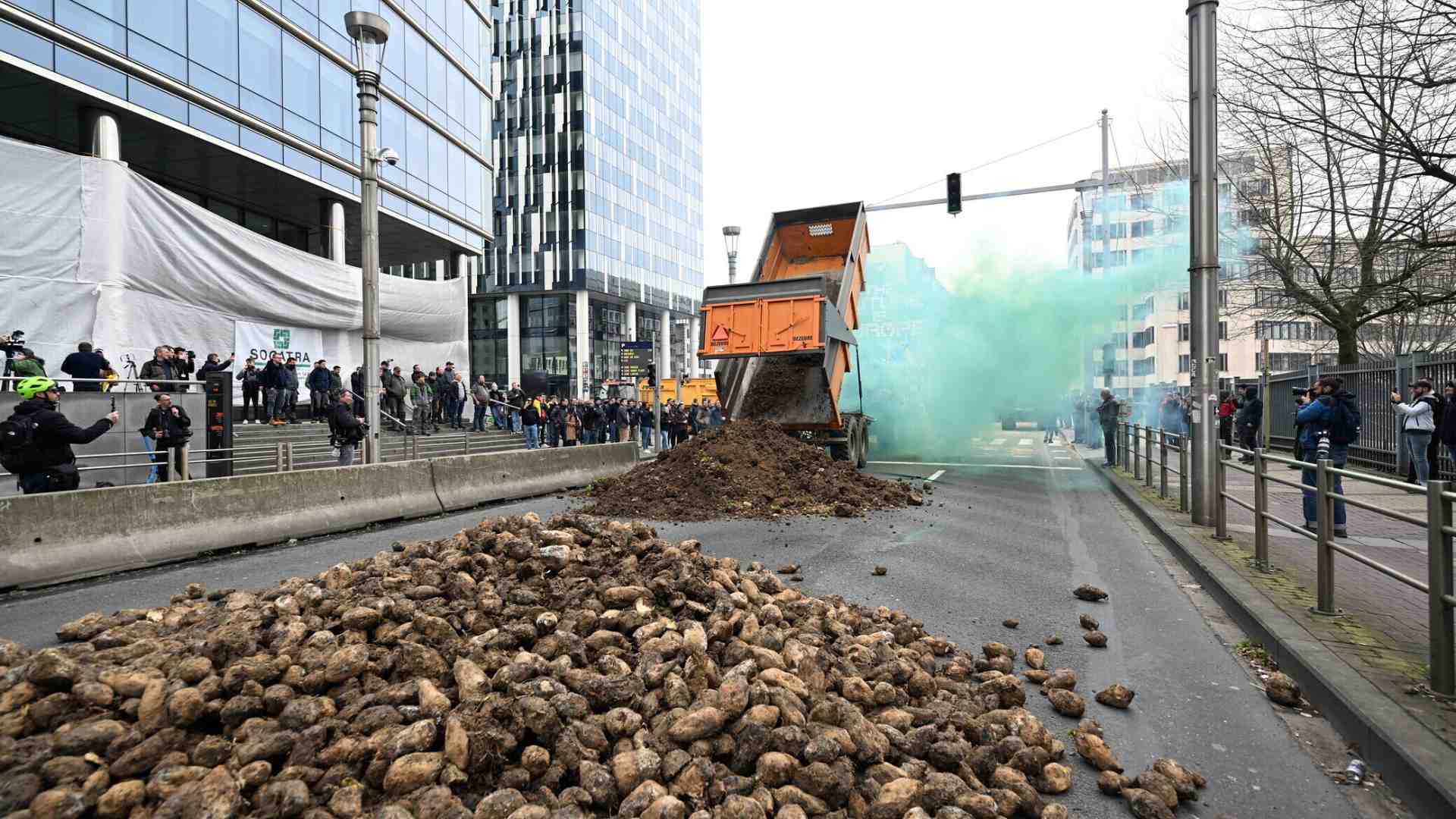 L'Ue approva la controriforma della Pac, ma a Bruxelles ci sono (ancora) i trattori in piazza