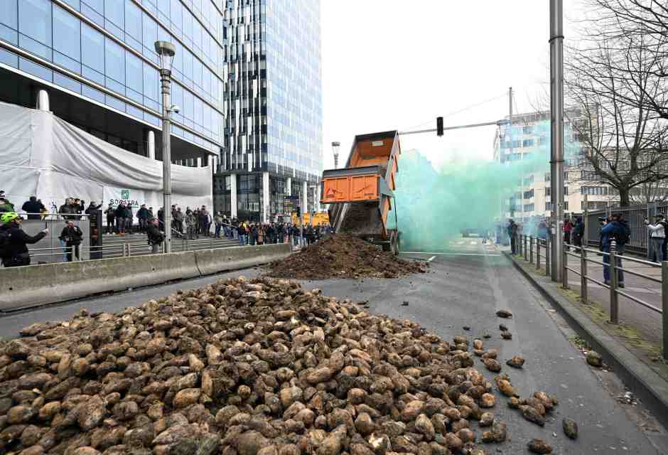 L'Ue approva la controriforma della Pac, ma a Bruxelles ci sono (ancora) i trattori in piazza