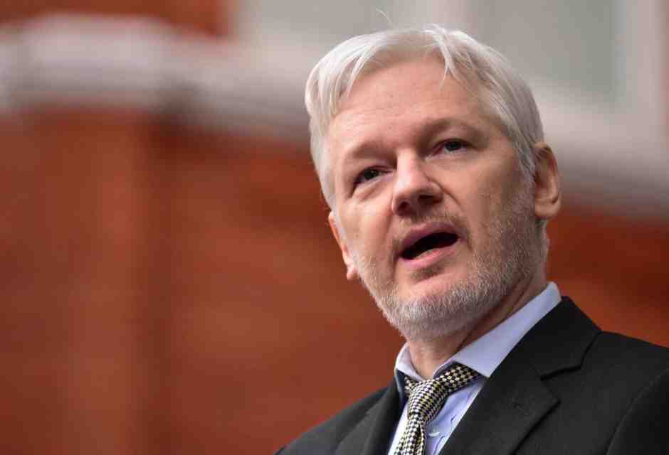 L'Alta corte di Londra rimanda la decisione sull'estradizione di Assange