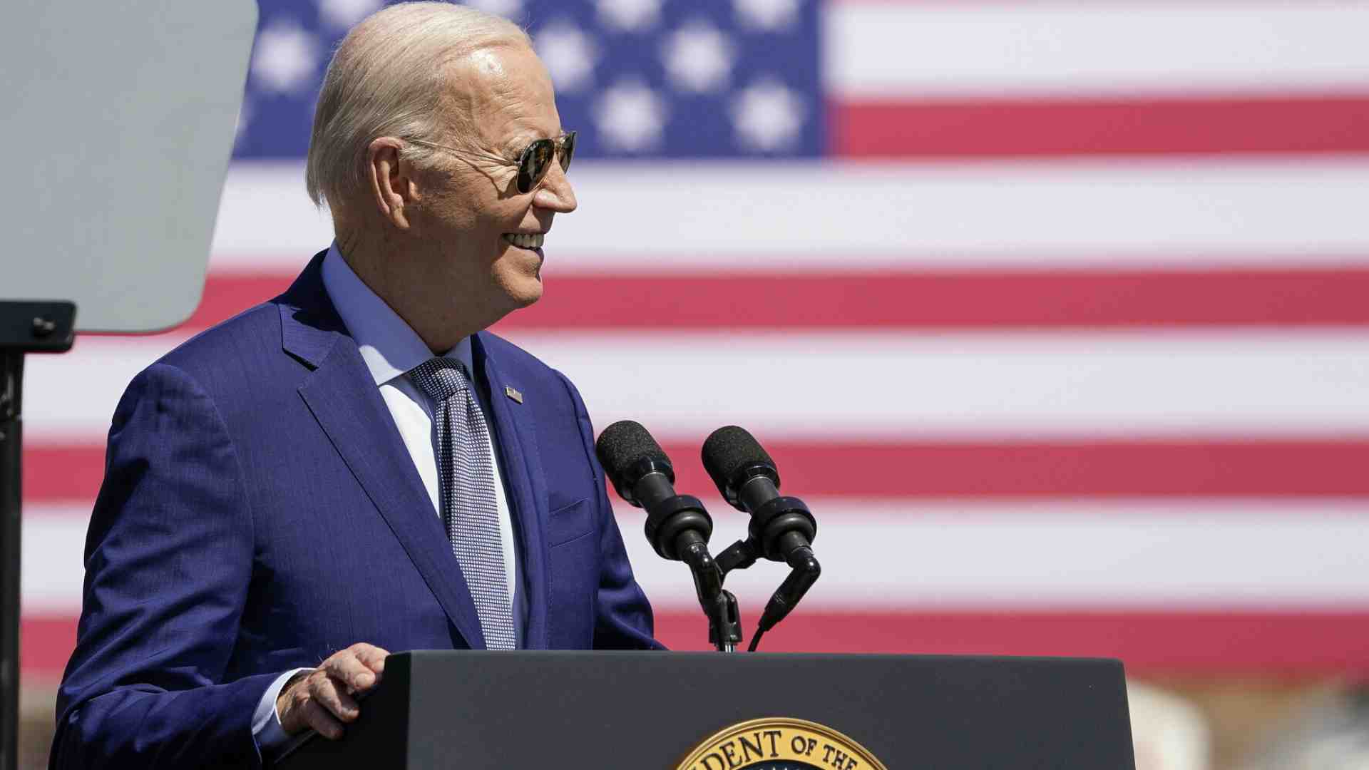 Tra selfie, fondi e celebrità, Obama e Clinton vanno in soccorso di Biden