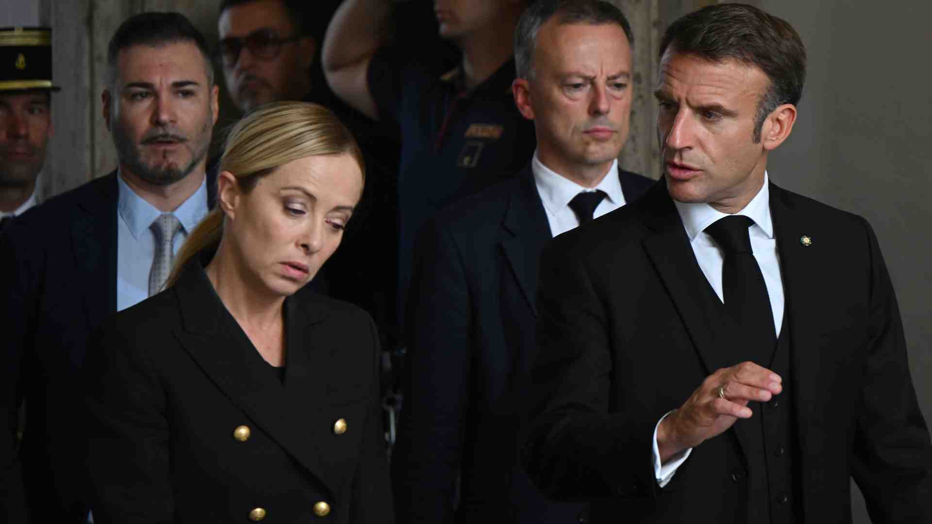 Lacrime sulla spesa. Le diverse reazioni di Francia e Italia all'extradeficit