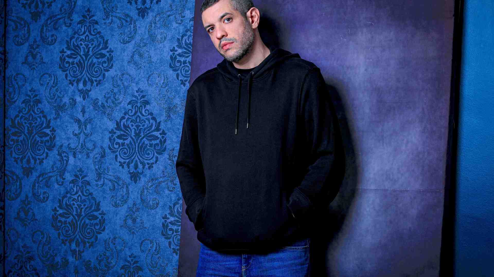 Oggi un comico è al sicuro solo al teatro. Parla Francesco De Carlo