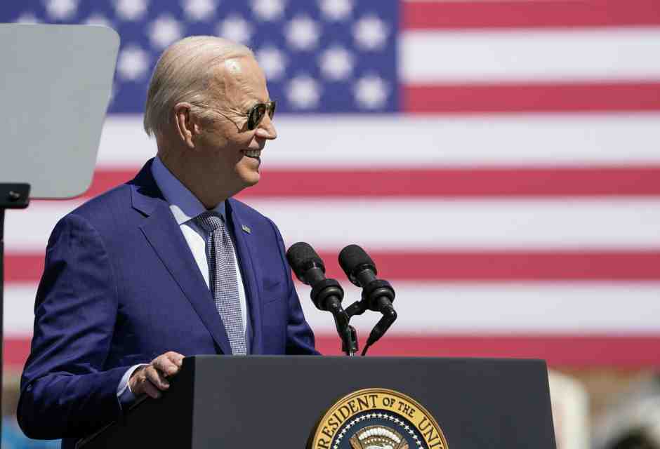 Tra selfie, fondi e celebrità, Obama e Clinton vanno in soccorso di Biden