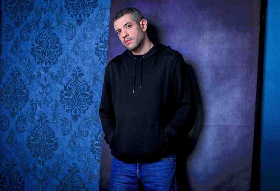 Oggi un comico è al sicuro solo al teatro. Parla Francesco De Carlo