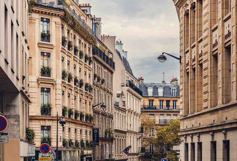 A Parigi si dimette un preside dopo aver ricevuto minacce di morte: aveva chiesto di togliere il velo a scuola