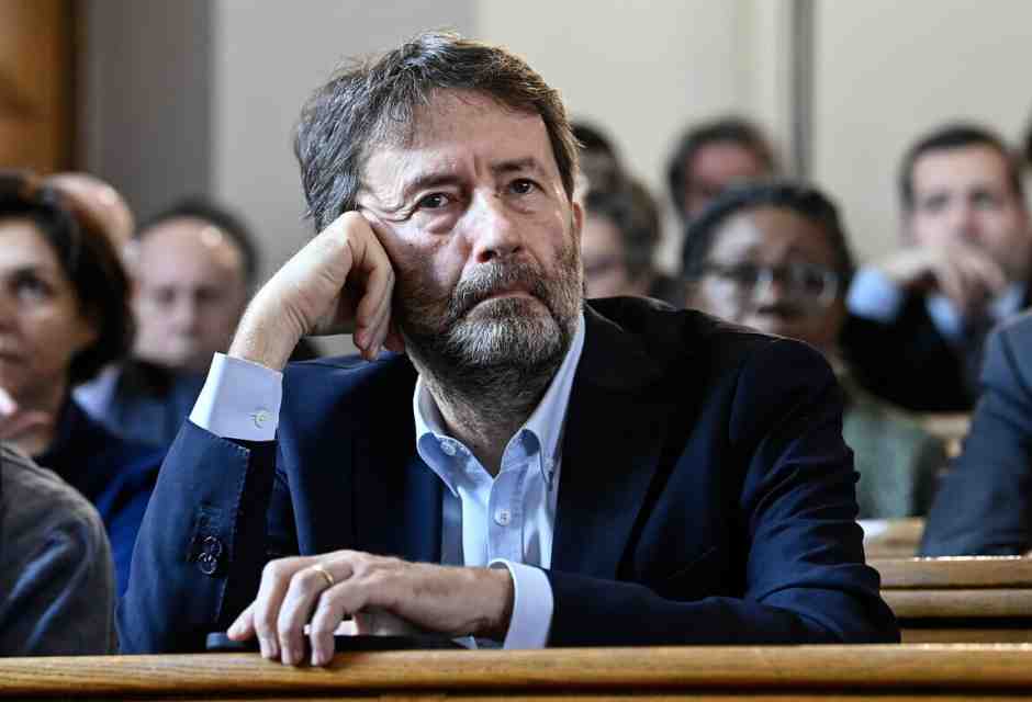 Il Pd contro il manuale "Scheleincelli" e la sua candidatura. Franceschini si sposta su Decaro