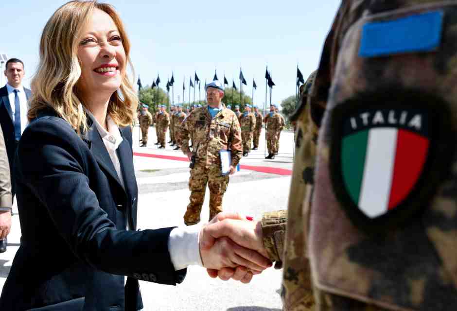 "La pace si costruisce con la deterrenza", dice Meloni ai soldati in Libano