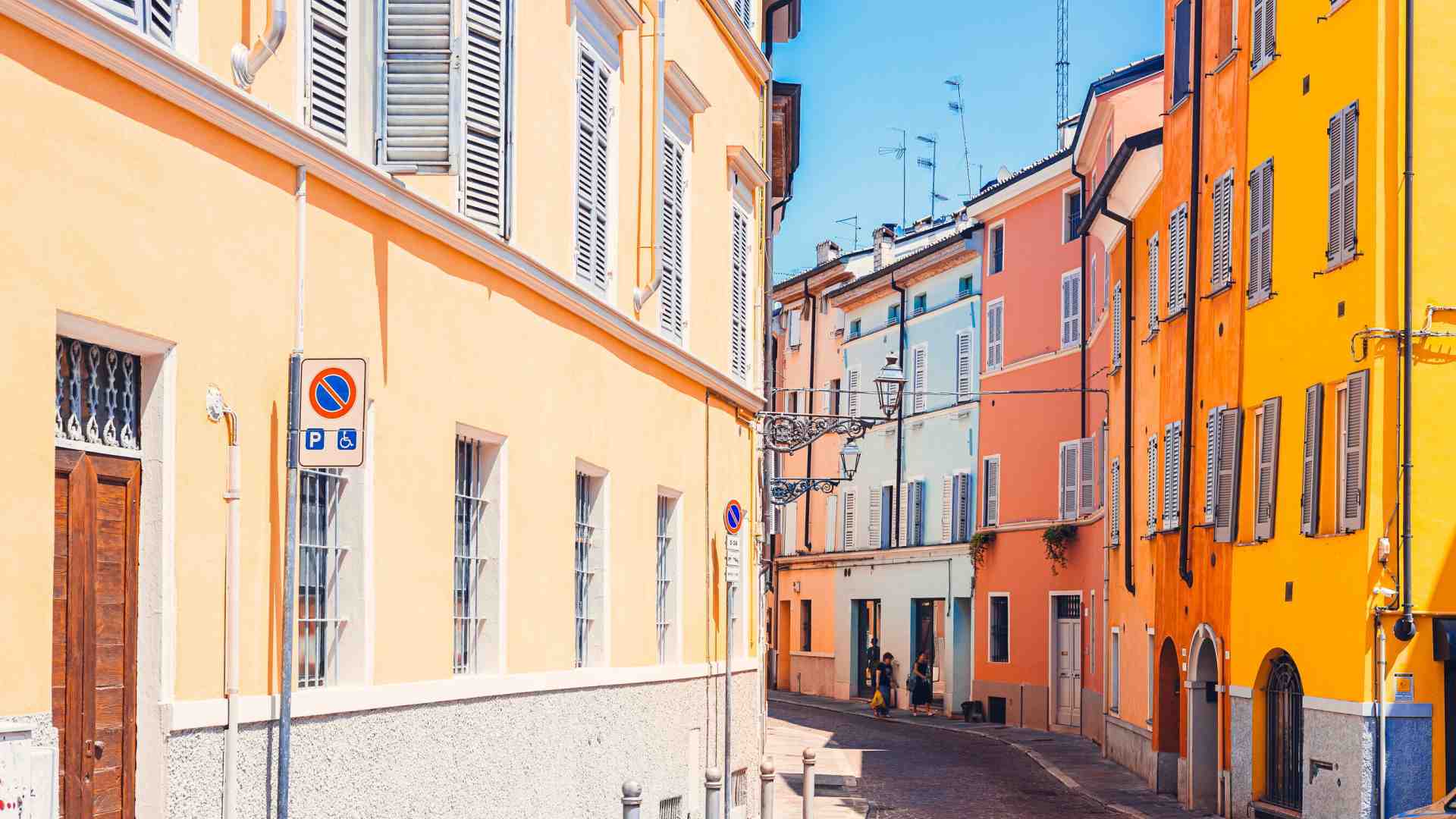 Tante case diverse e tanti pezzi di vita, ma un unico grande amore. Un libro