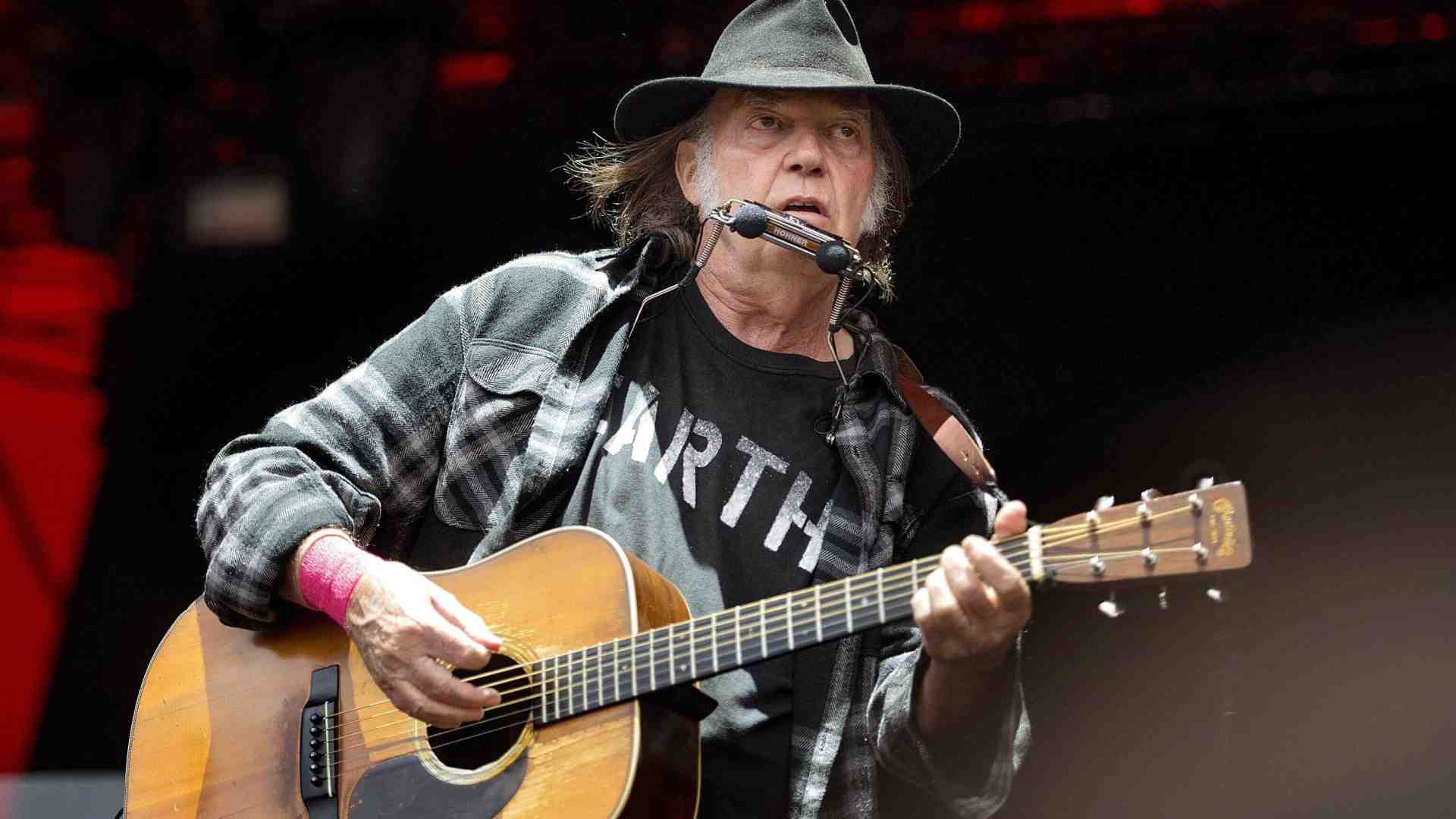 Pace fatta tra Spotify e Neil Young dopo il caso Rogan. E adesso un nuovo album