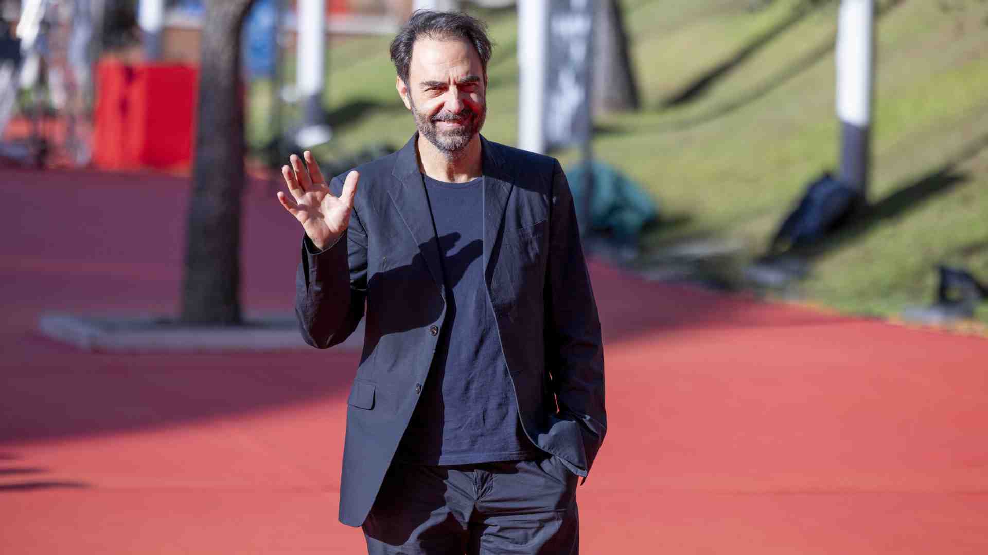 Zamora e il calcio lezione di vita. Neri Marcorè interprete e regista del film tratto dal romanzo di Perrone