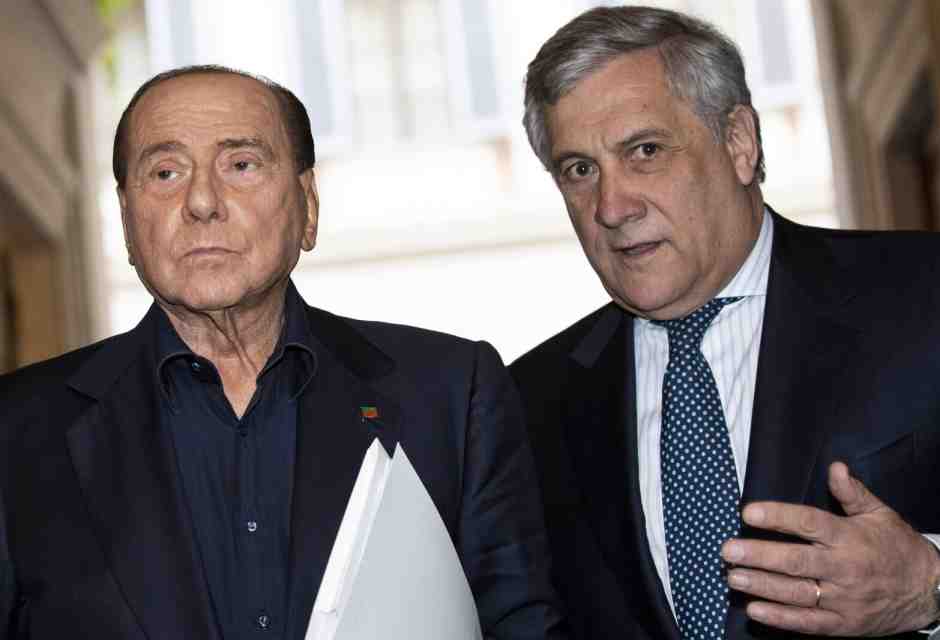 Antonio Tajani, delfino. Colloquio a bordo piscina