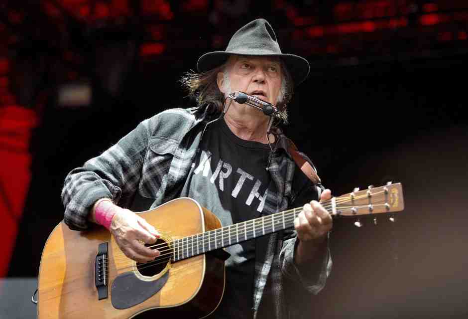 Pace fatta tra Spotify e Neil Young dopo il caso Rogan. E adesso un nuovo album