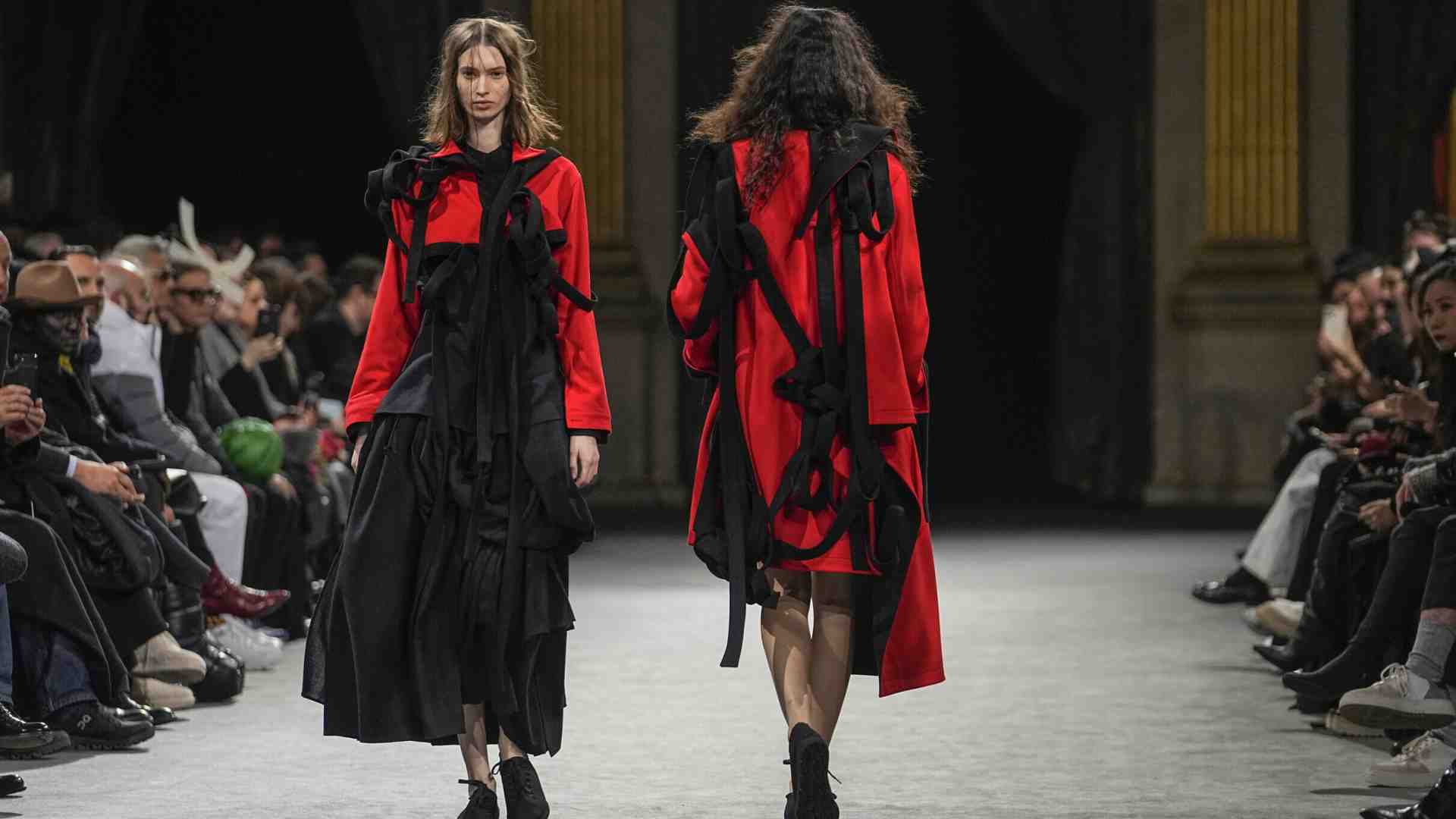 L’alta moda di filosofeggiare davanti alla banalità di una gonna