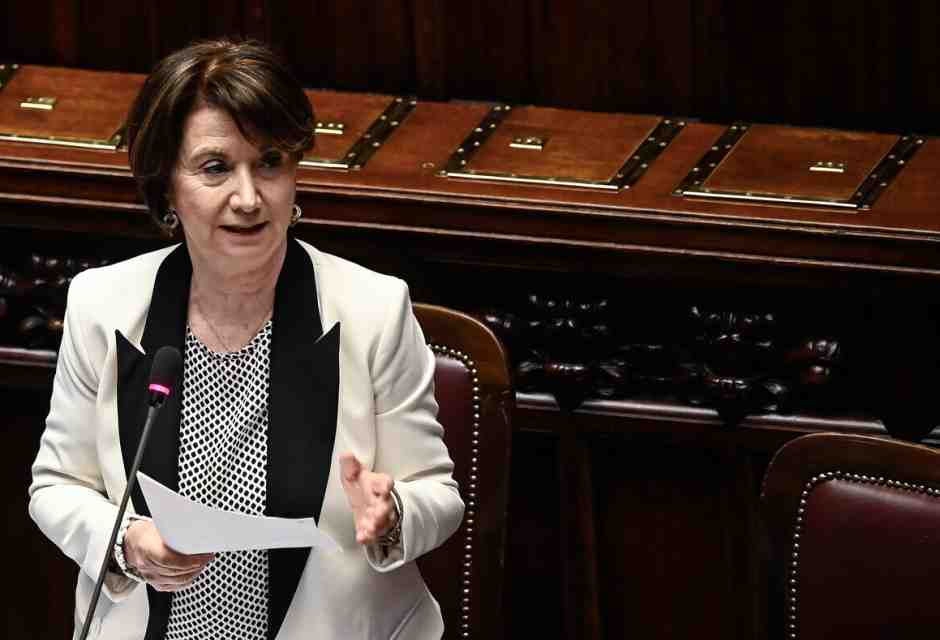 Il silenzio delle femministe di fronte agli insulti alle donne di destra