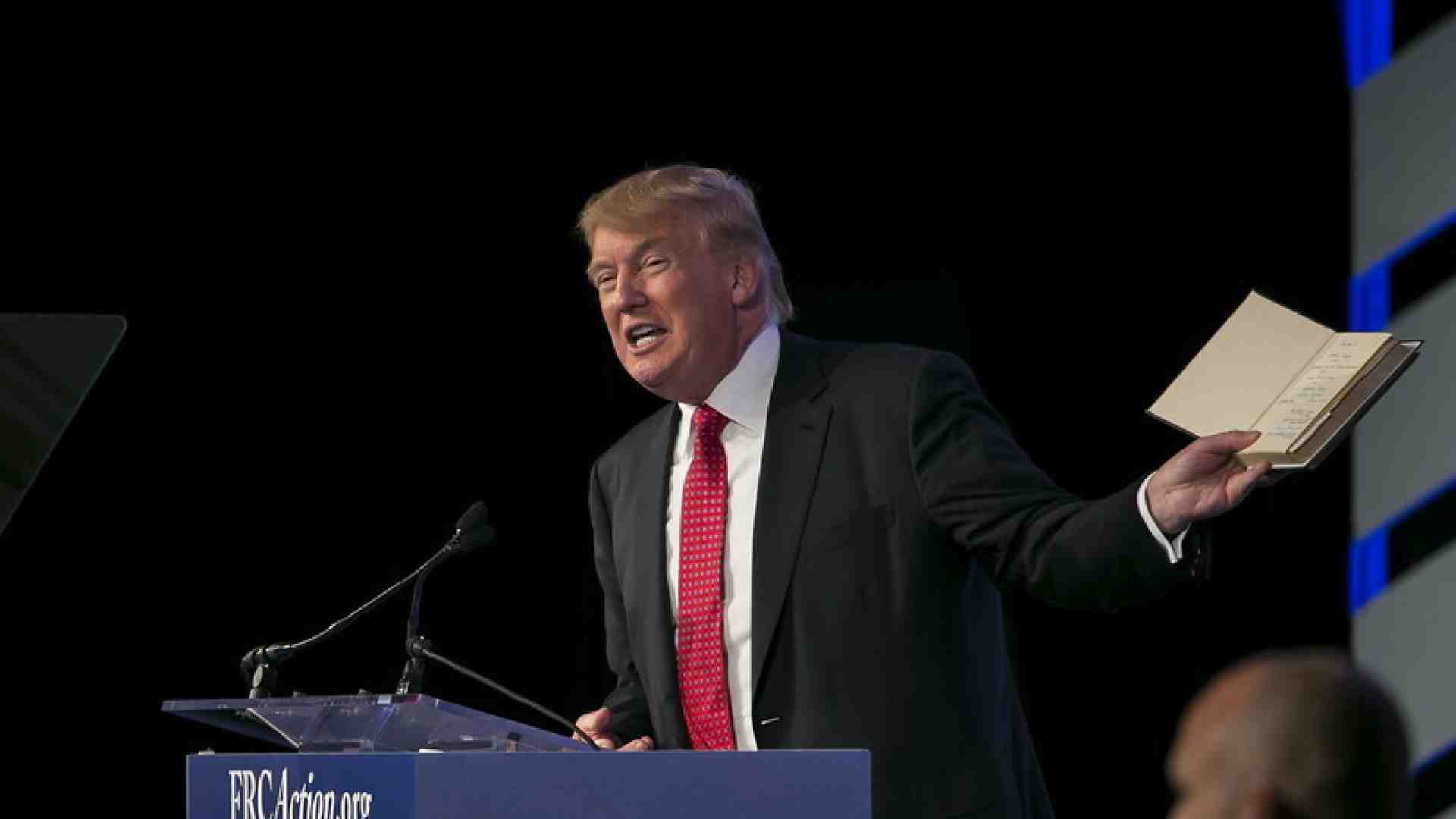 Ci mancava la Bibbia politicizzata di Donald Trump