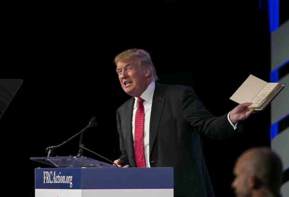 Ci mancava la Bibbia politicizzata di Donald Trump