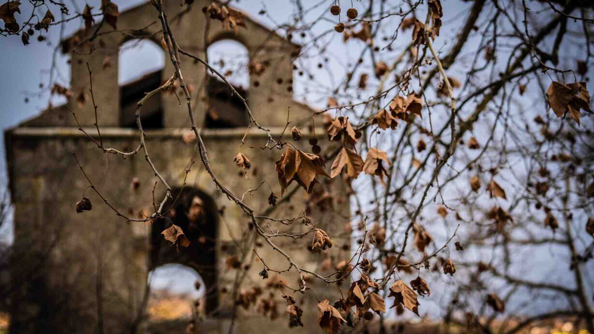 Nei paesi morti appaiono i tricolori, simboli della patria perduta