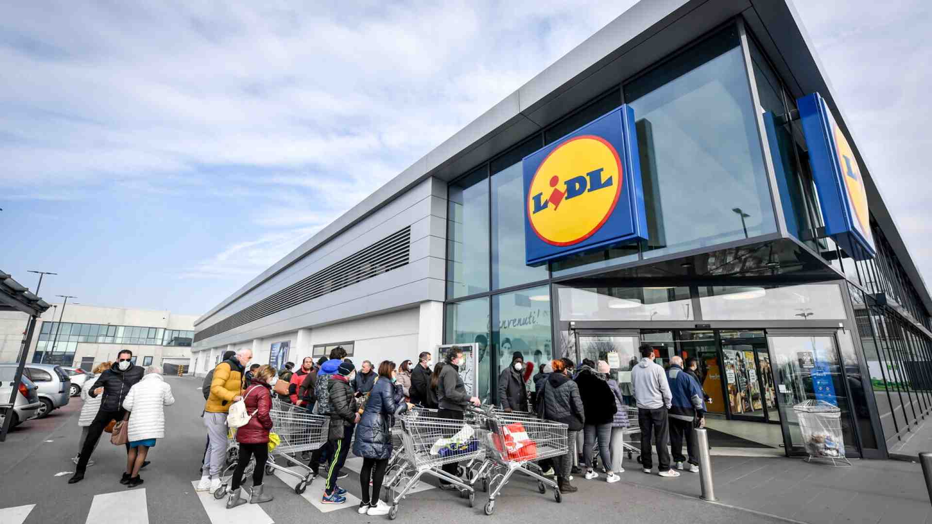 Lidl rompe il miope immobilismo sui salari dei gruppi italiani. Salutare lezione