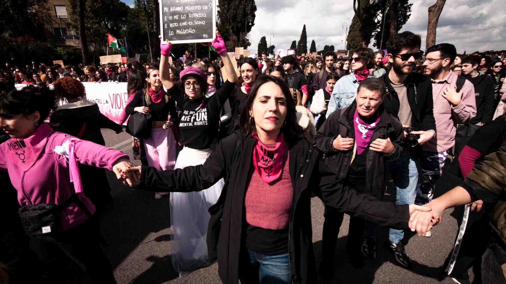 Dalle suffragette all’attivismo online: i movimenti delle donne a confronto col potere