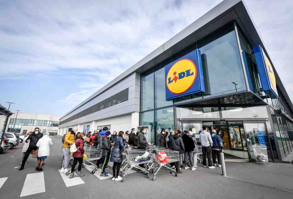Lidl rompe il miope immobilismo sui salari dei gruppi italiani. Salutare lezione