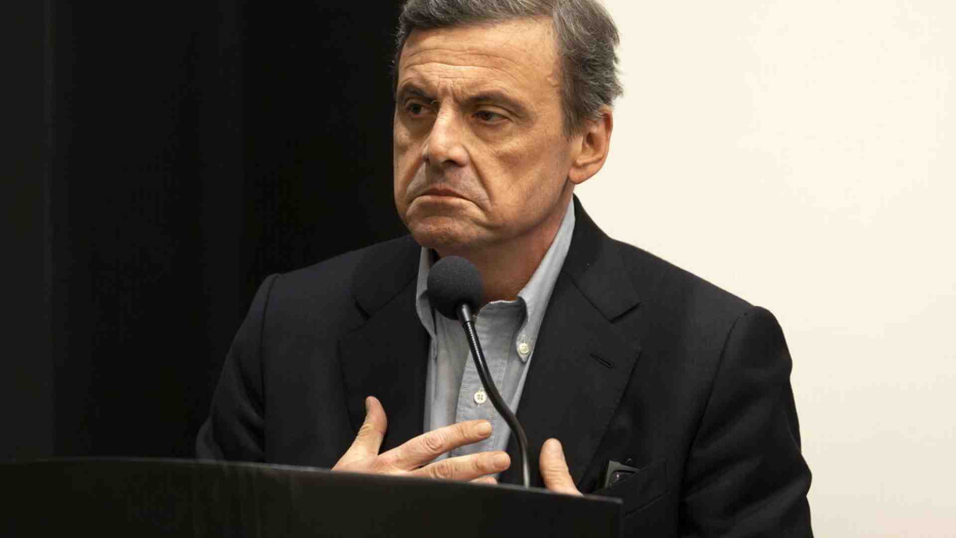 Calenda si candida? Il dilemma del leader di Azione