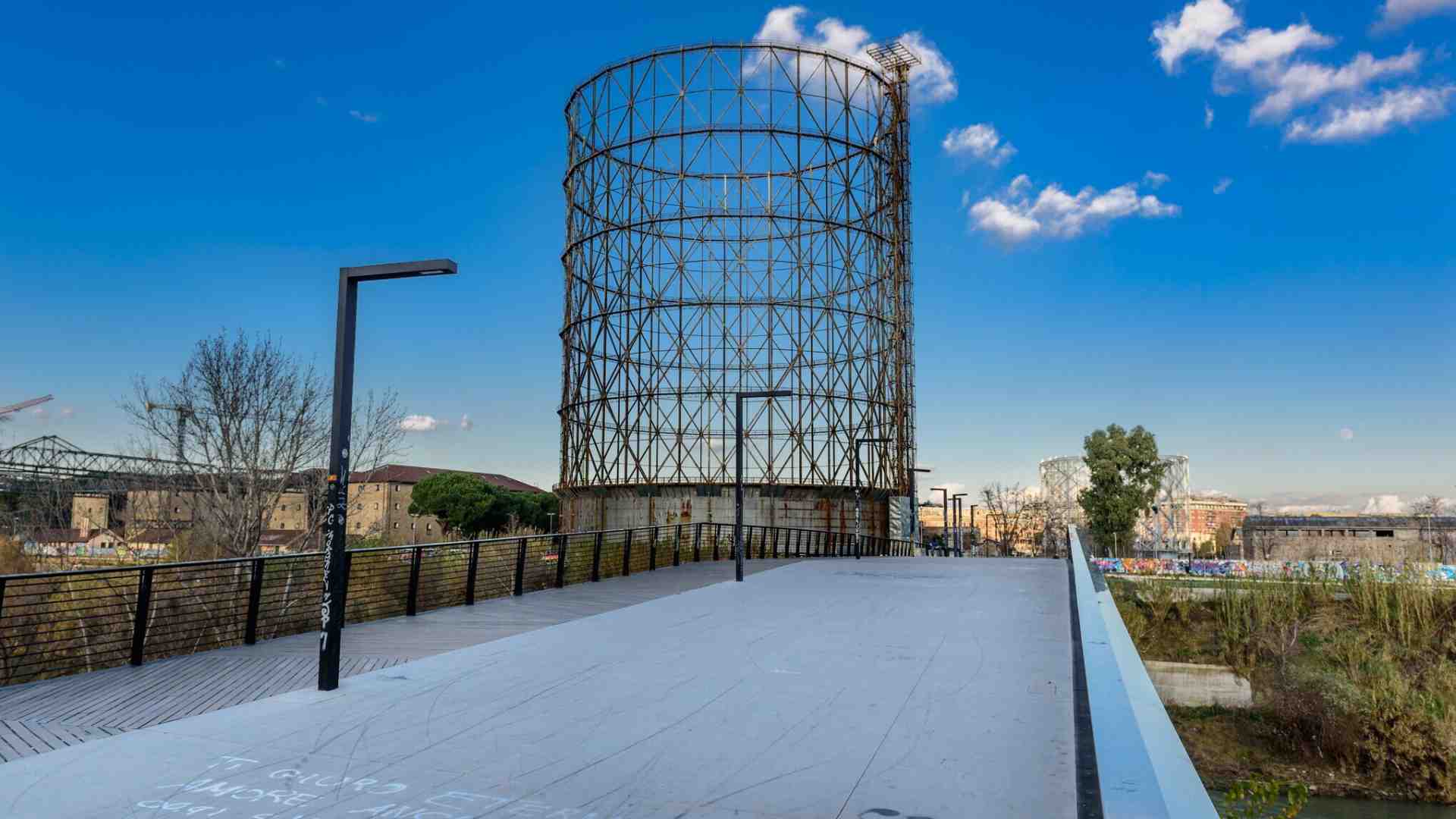 Belle ma non ci vivrei. Torri, tombe e altre architetture inabitabili. Un libro