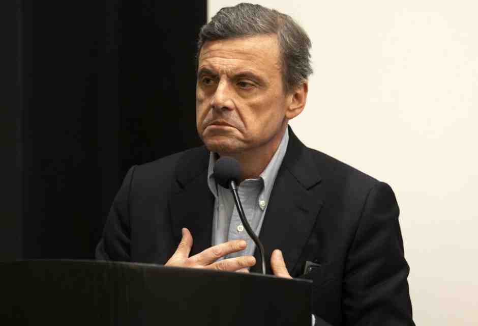 Calenda si candida? Il dilemma del leader di Azione