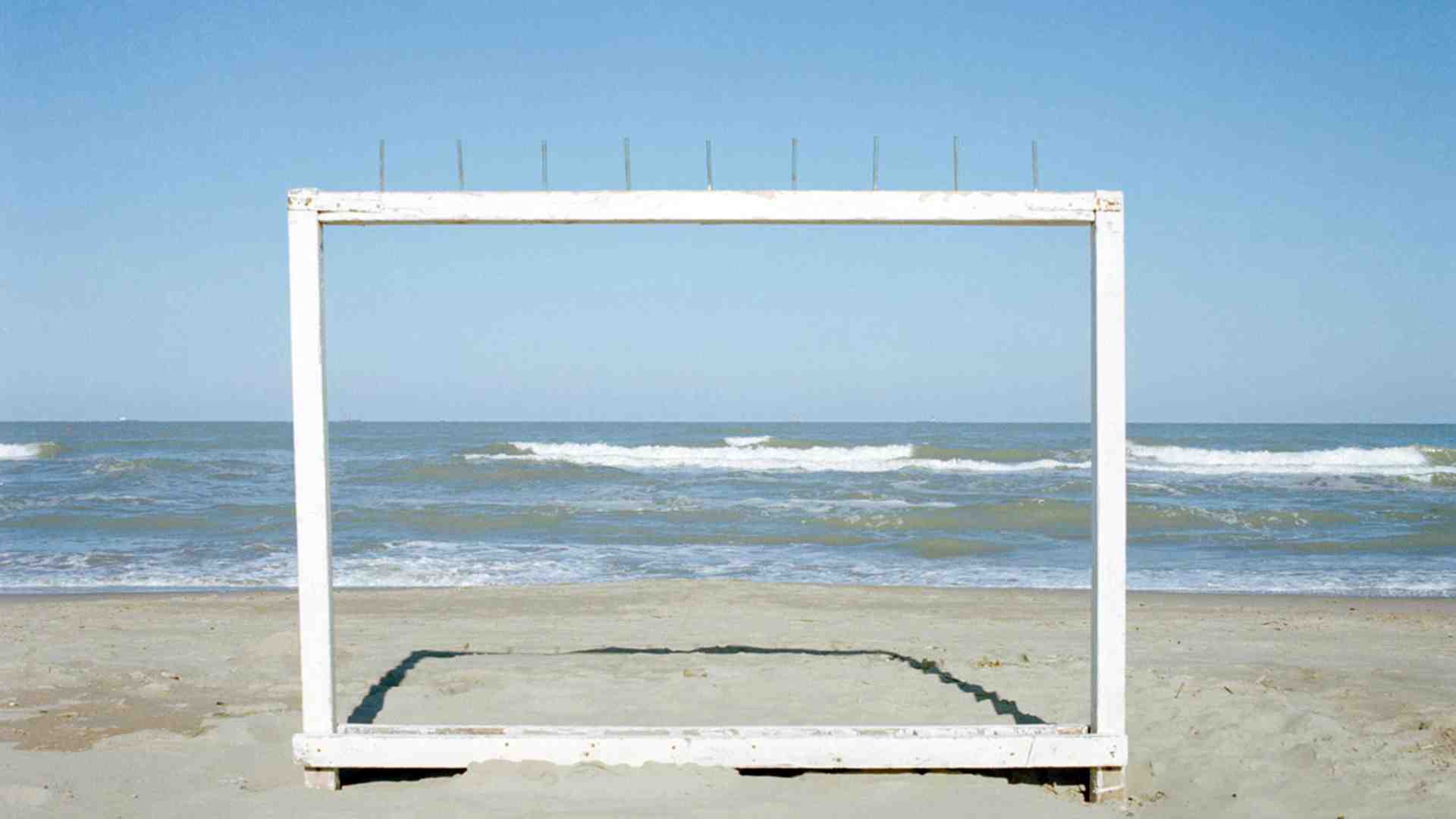 Il turismo è disamore e ignoranza. Seguire l'esempio di Luigi Ghirri
