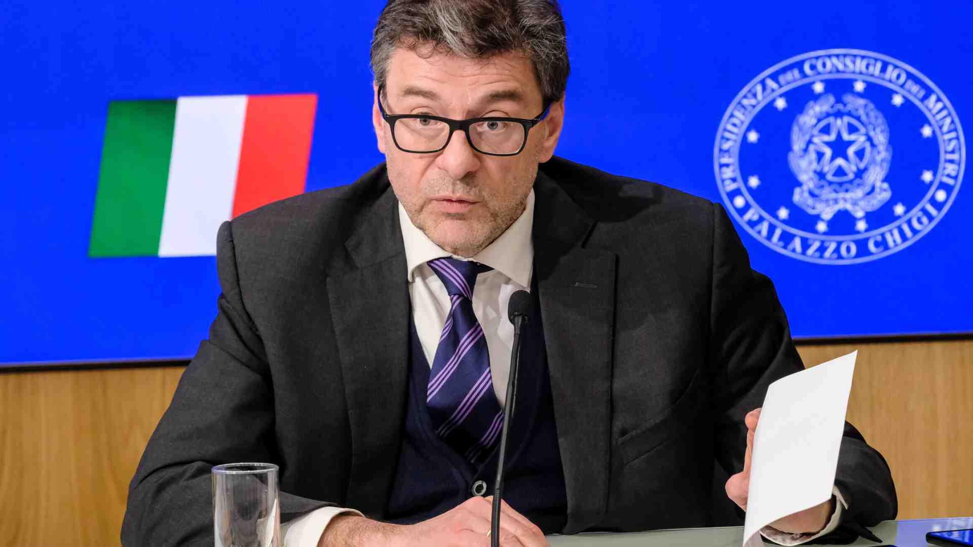 Via libera al Def: il governo riduce le previsioni di crescita, aumenta il debito