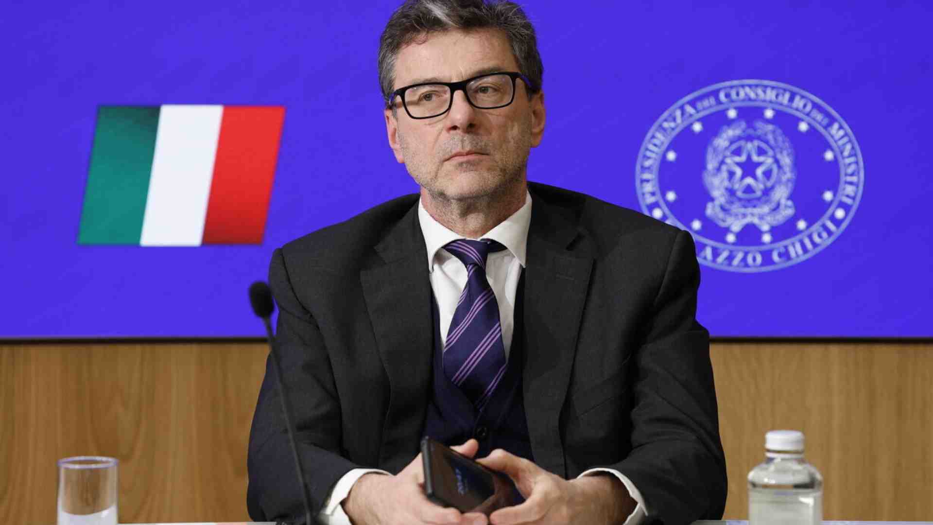 Giorgetti replica a Gentiloni sul no alla proroga per il Pnrr: "Lui fa il commissario, io il ministro"