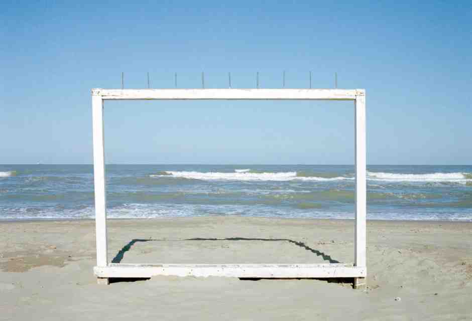 Il turismo è disamore e ignoranza. Seguire l'esempio di Luigi Ghirri