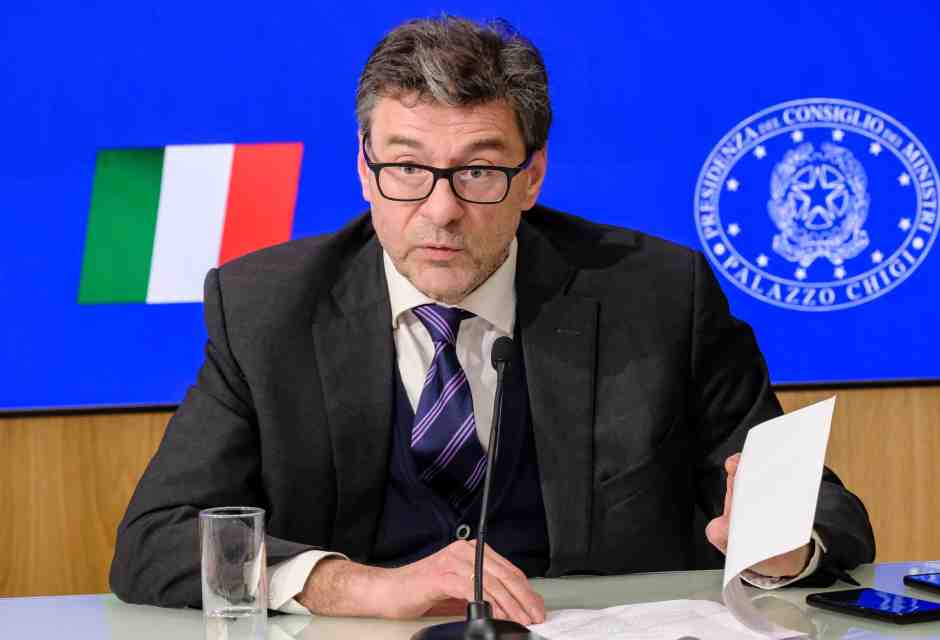 Via libera al Def: il governo riduce le previsioni di crescita, aumenta il debito