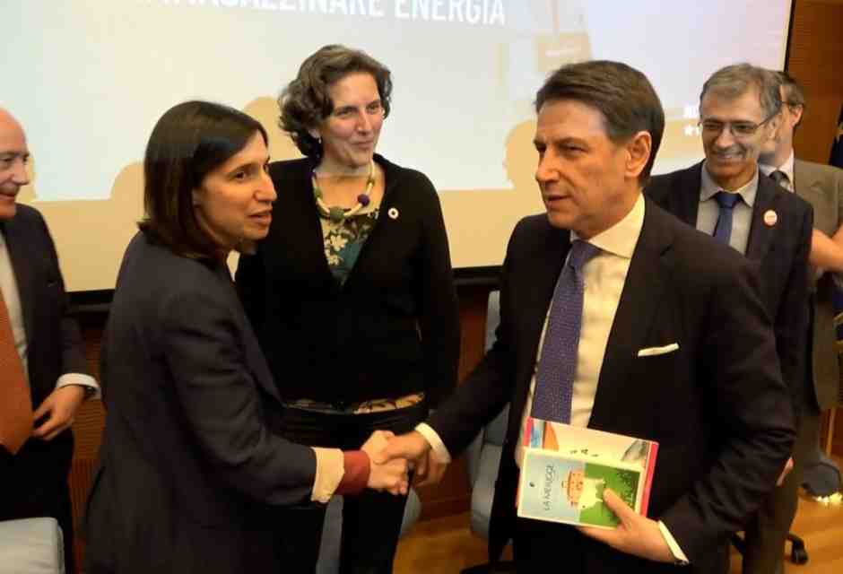 Conte fa aspettare Schlein al convegno per fare pace. E Laforgia si ritira