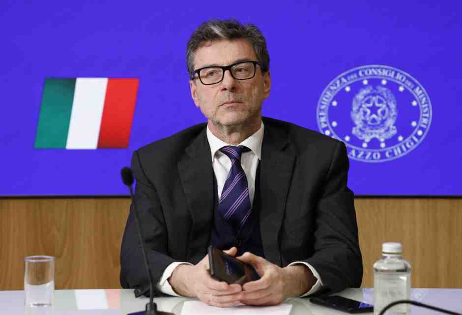 Giorgetti replica a Gentiloni sul no alla proroga per il Pnrr: "Lui fa il commissario, io il ministro"